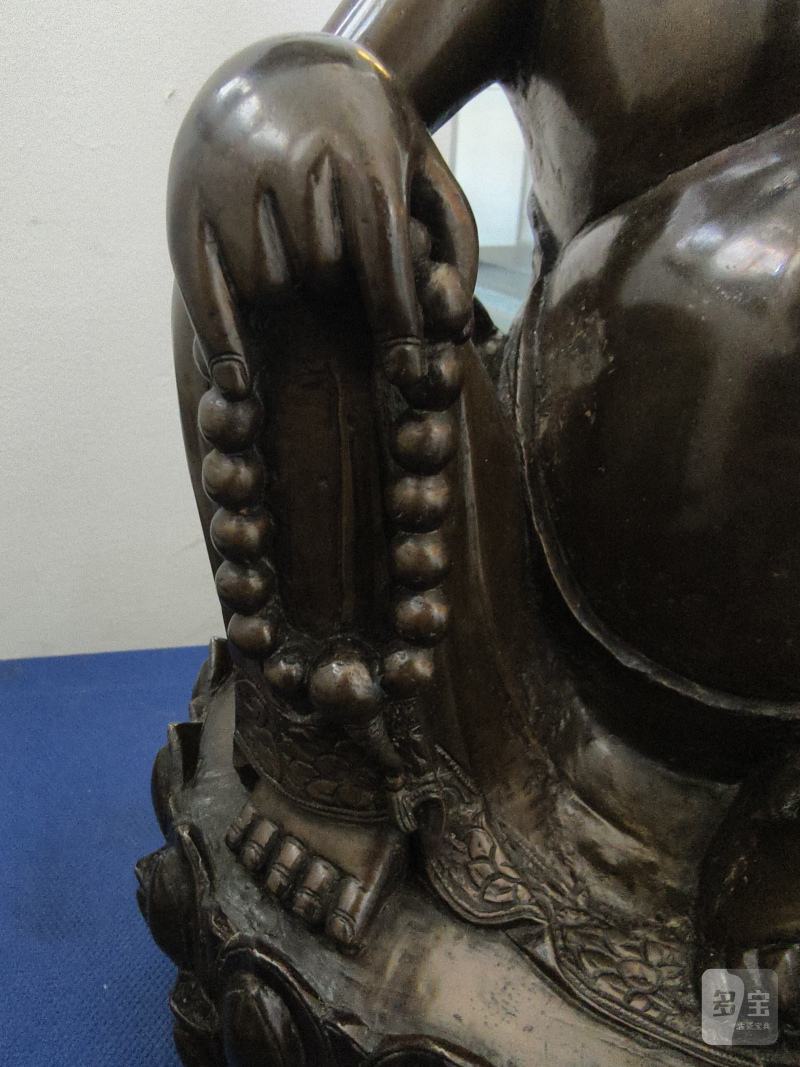 A large cast bronze figure of seated Budai with boys on a lotus pedestal - 图11